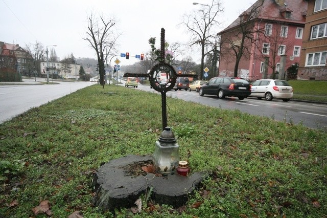 Jeden z przydrożnych krzyży stoi przy ul. Roosevelta. Pozostałe znajdują się m.in. przy al. Odrodzenia, ul. Sybiraków czy na Trasie Nadwarciańskiej.