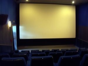 W sali kinowej w Grodkowie zostały pomalowane ściany, stworzono bufet, wymieniono także siedzenia. (fot. sxc)