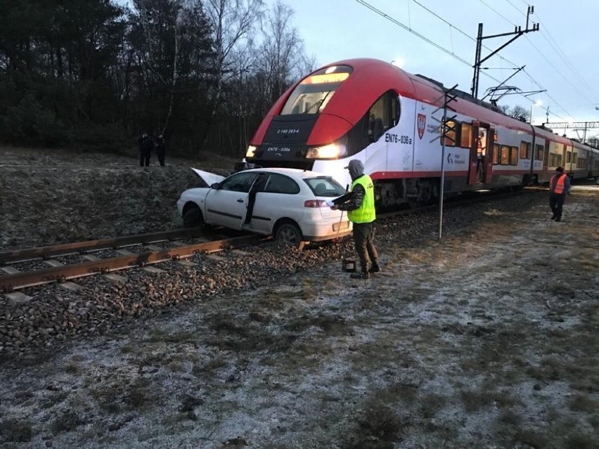 Wpadek na przejeździe kolejowym w Parkowie. Kierowca wjechał...