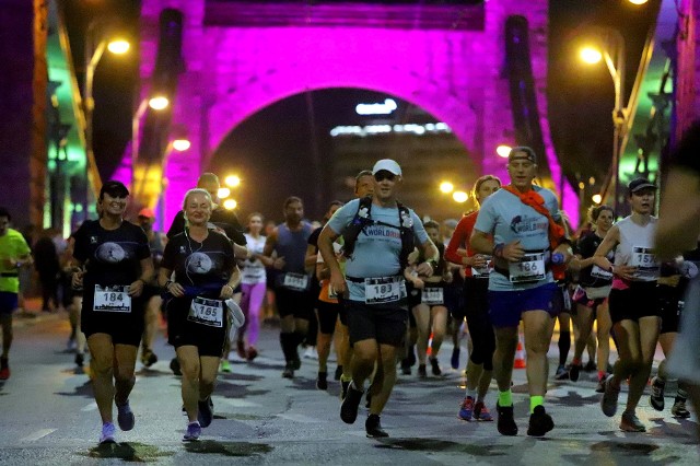 Dziesięć tysięcy biegaczy wystartowało w 9. Nocnym Wrocław Półmaratonie. Ulicami miasta przebiegli 21 kilometrów.