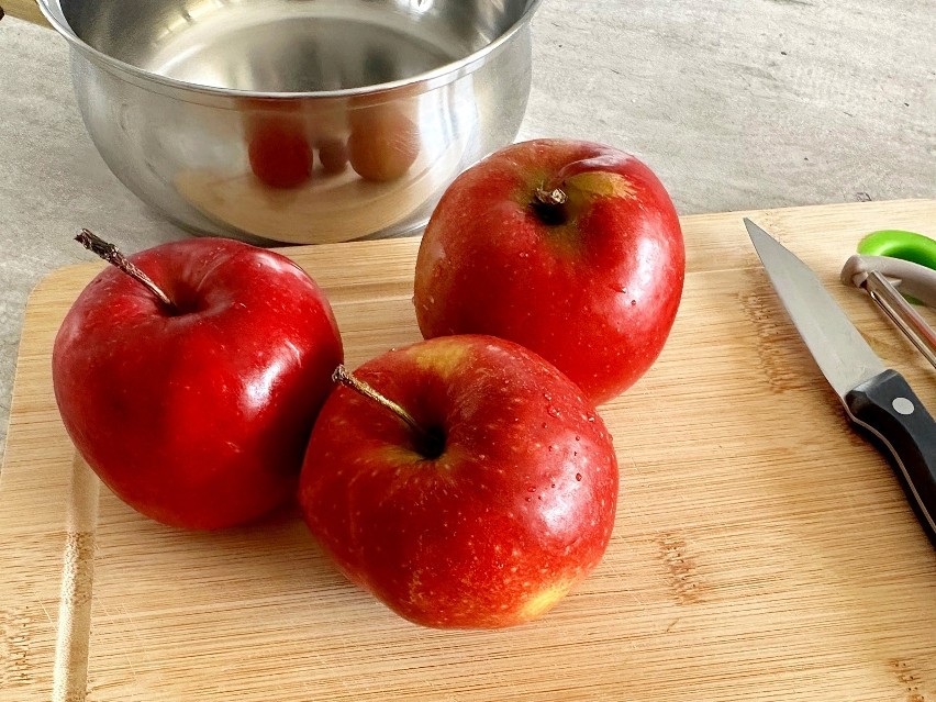 Przygotowanie deseru zacznij od umycia i obrania jabłek....