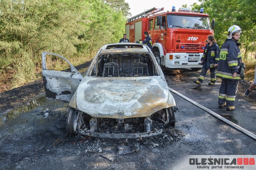 BMW doszczętnie spłonęło. Od auta zajął się las [ZDJĘCIA]