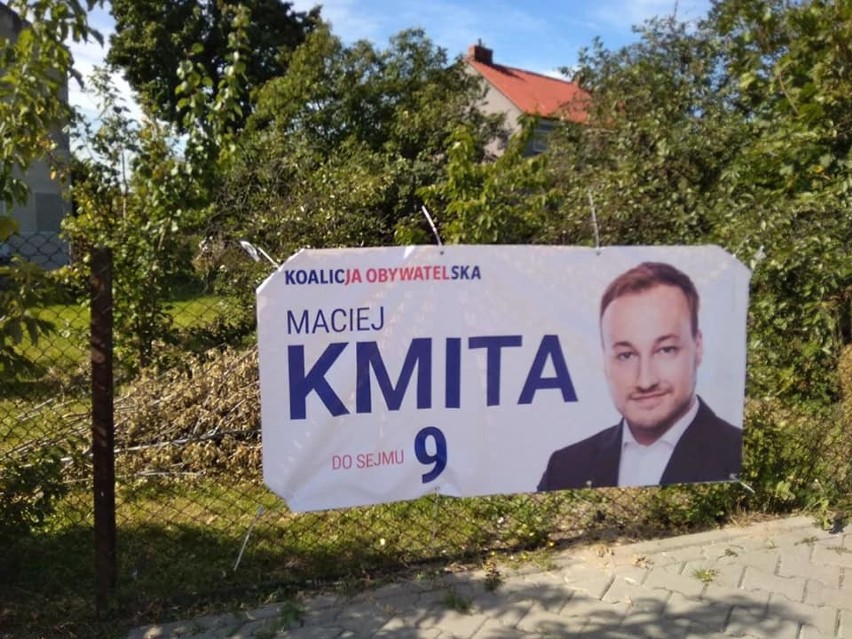 Ktoś niszczy banery wyborcze Macieja Kmity, kandydata do Sejmu z powiatu pińczowskiego. Sprawa trafi na policję? 