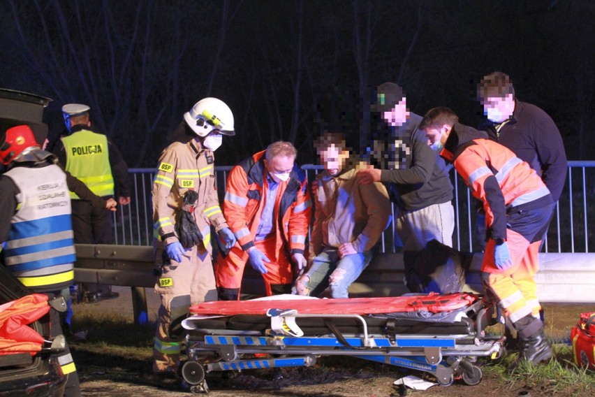 Wypadek w Suchorzowie. Zderzyły się dwa auta osobowe i ciężarówka. 8 osób rannych, w tym kilkunastomiesięczne dziecko [ZDJĘCIA]