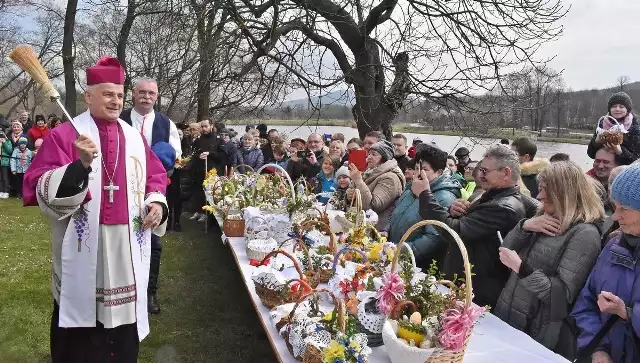 Wielkanocne święcenie pokarmów w Ciekotach jak zawsze przyciąga mieszkańców gminy i okolic.