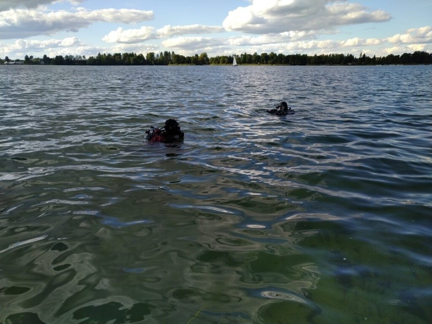 Specjalistyczna Grupa Ratownictwa Wodno-Nurkowego nurkowała nad Jeziorem Białym w Okunince. Zobacz, jak doskonaliła swoje umiejętności