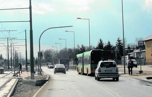 Zdjęcie wykonał nasz Czytelnik w momencie jak kierowca samochodu (jadącego po lewej stronie) wyprzedzał autobus na przejściu dla pieszych