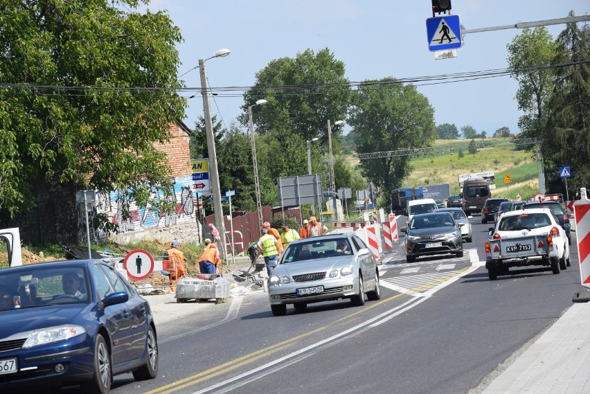 Nie chcą drogi bez chodników. Krajówka do rozbudowy od Jerzmanowic do Giebułtowa