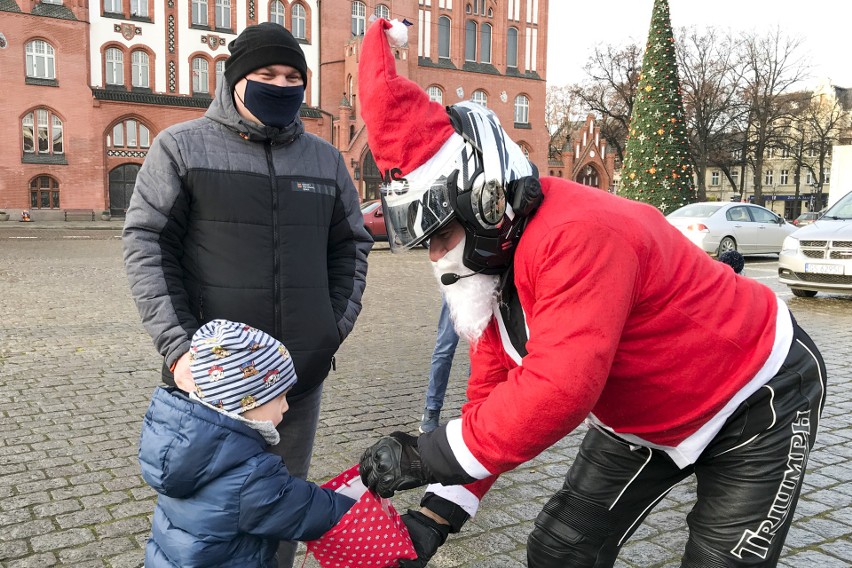 Motocykliści z Grupy Motocyklowej Słupsk w roli Świętego Mikołaja [ZDJĘCIA]