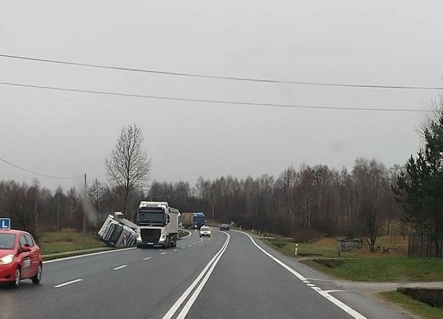 Na drodze krajowej nr 74 w Mniowie ciężarowe volvo z naczepą zjechało do rowu.