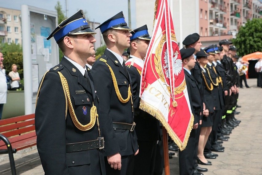 W uroczystości wzięli udział i zawodowcy i ochotnicy z...