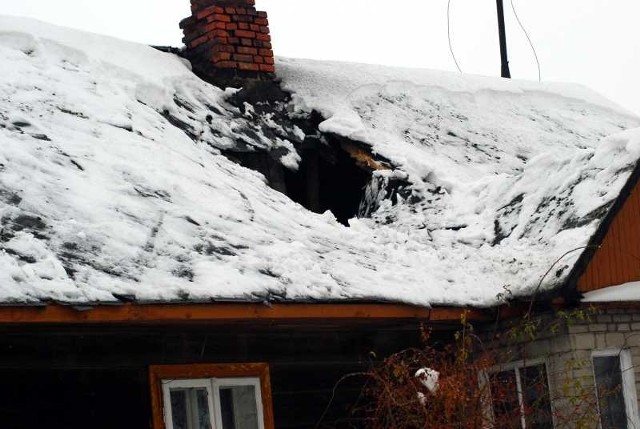 Część dachu domu w Dwikozach pod Sandomierzem została zniszczona.