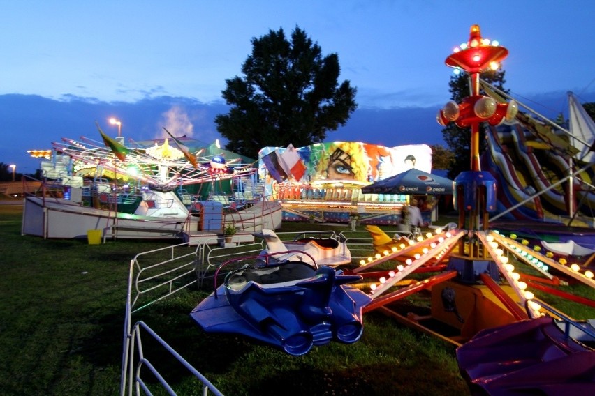 Wrocław: Lunapark na pl. Społecznym nocą przyciąga wzrok. Działa do godz. 23 (ZDJĘCIA, CENNIK)