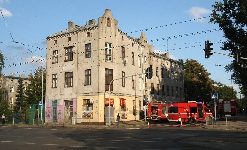 Pożar w kamienicy na ul. Pabianickiej! Spłonęło mieszkanie na II piętrze [FILM, zdjęcia]