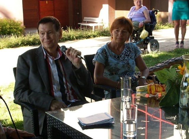 Kawiarenka z  Bogusławem  Kaczyńskim, obok siedzi  Anna Habrewicz, współwydawca