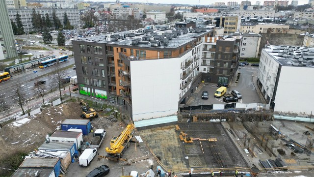 Przy ulicy Piotrkowskiej w Kielcach powstaje kolejny apartamentowiec. Prace są przy budowie podziemnej kondygnacji. W styczniu budynek wyjdzie z ziemi   Zobacz zdjęcia