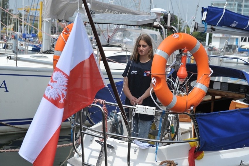 Gdynia. Rozpoczęcie sezonu żeglarskiego na Pomorzu. Odsłonięcie tablic Bolesława Romanowskiego i Henryka Fronczaka w marinie Gdynia ZDJĘCIA