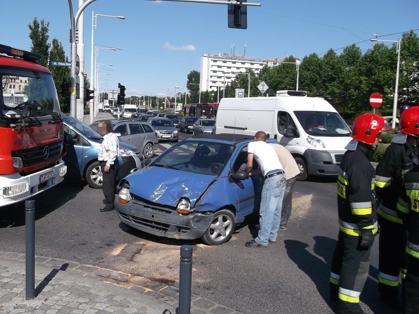 Wrocław: Wypadek pod Kredką i Ołówkiem. Taksówka zderzyła się z renaultem (ZDJĘCIA)