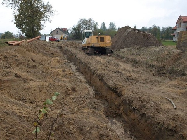 Za niecałe dwa miesiące ekipy budowlane powinny zakończyć budowę wodociągu ze Staszowa do Kurozwęk.
