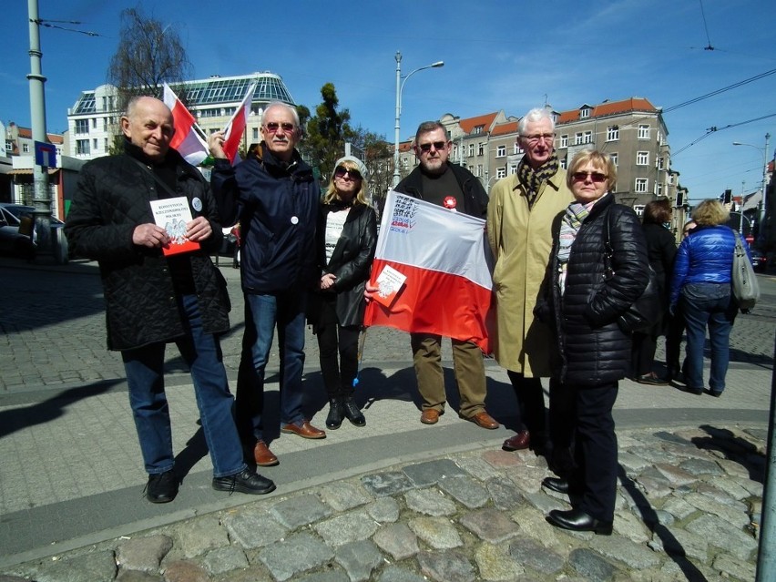 Komitet Obrony Demokracji rozdawał w Poznaniu konstytucję