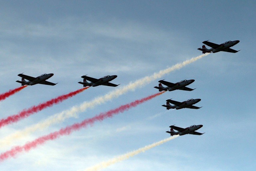 Air Festival Świdnik. Taniec Biało - Czerwonych Iskier na niebie [ZDJĘCIA, WIDEO]