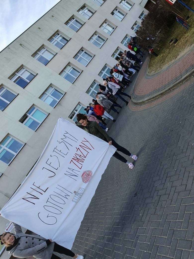 Łomża protestuje, bo szpital wojewódzki został przekształcony w zakaźny. Ludzie boją się, że pomoc nie przyjdzie na czas - UWAGA! TVN