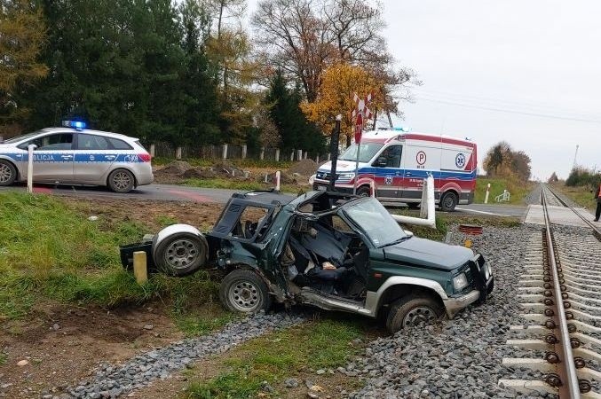 Drygały. Zderzenie osobówki z szynobusem. Kierowca zlekceważył znak STOP