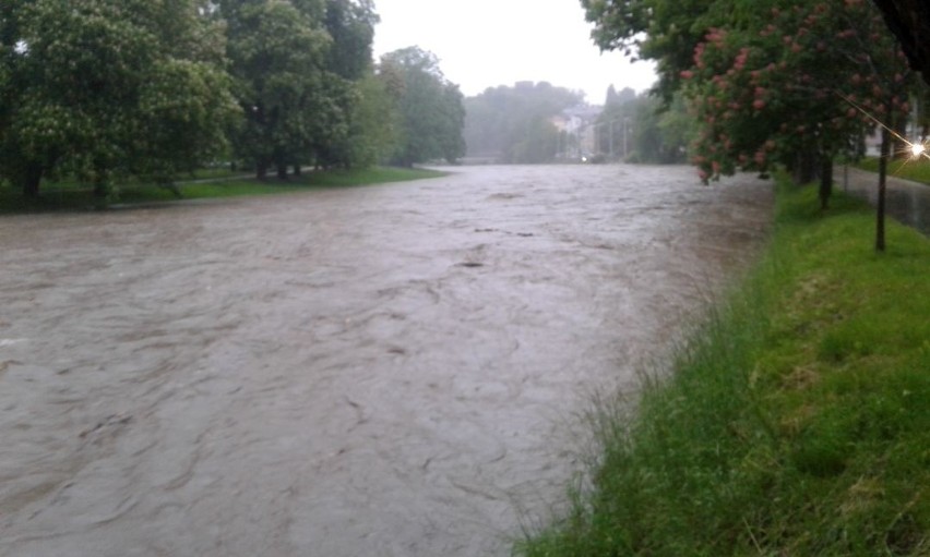 Powódź w Cieszynie: 1500 strażaków usuwa skutki podtopień. Burze z gradem i intensywnym deszczem zagrażają ludziom