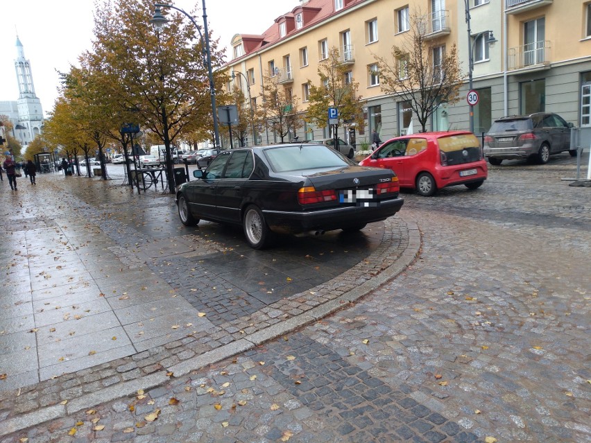 Parkowanie na chama w Białymstoku: BMW zasłoniło przejście dla pieszych i zjazd [ZDJĘCIA]