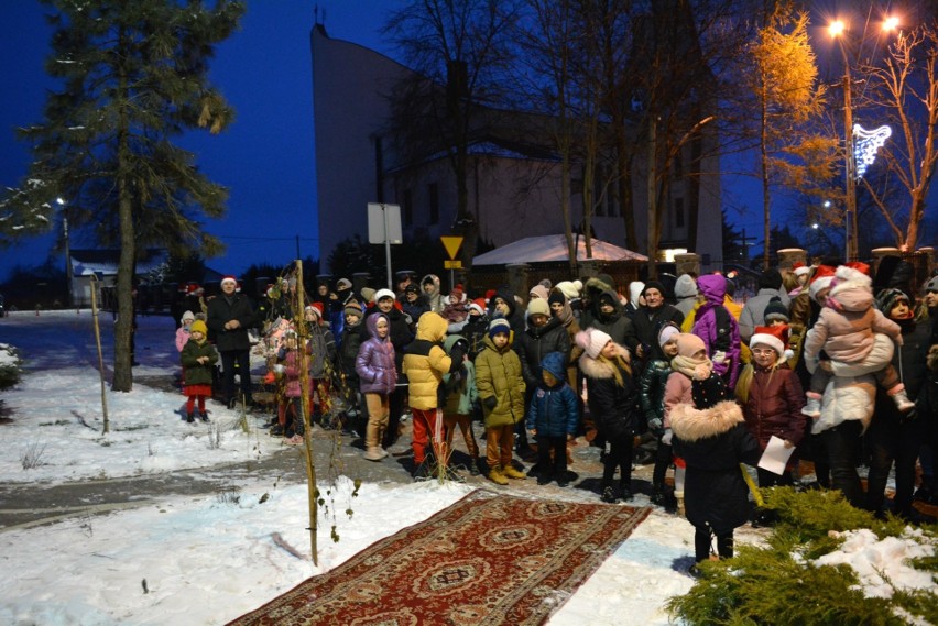 Spotkanie ze Świętym Mikołajem w Szulborzu Wielkim. 6.12.2023 Mikołaj odwiedził dzieci i wziął udział w kolędowaniu