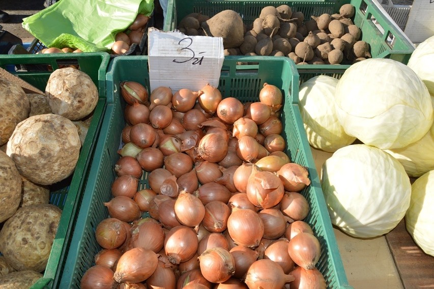 Ceny owoców i warzyw na targu w Stalowej Woli. Królują jabłka. Zobacz zdjęcia