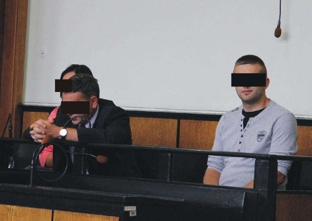 Trójka oskarżonych przez dłuższą część środowej rozprawy była rozbawiona wyjaśnieniami poszkodowanych. Często śmiechem odnosiła się do opisywanych przez nich wydarzeń. Dopiero stanowcza reakcja ze strony prowadzącego rozprawę sędziego Andrzeja Sierpińskiego zmieniła sytuację. Nz. ława oskarżonych.
