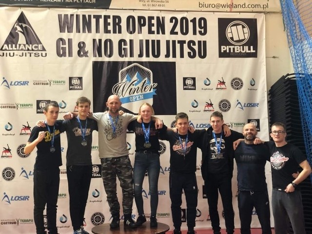 W LUBONIU ROZEGRANO ZAWODY WINTER OPEN W BRAZYLIJSKIM JIU JITSU GI/NOGi.Doskonale spisali się zawodnicy Akademii Sztuk Walki Black Panther z bydgoskich Wyżyn, którzy wywalczyli aż 15 medali. Złote krążki wywalczyli: Daria Brzozowska (2), Krzysztof Brzozowski, Kamil Tabaczyński i Mateusz Melech; srebrne medale przywieźli: Filip Bandzarewicz, Mateusz Kozik, Jakub Frasz, Wiktor Surmiński i Karim Bennour (ten ostatni zdobył też brąz); na najniższym stopniu podium stanęli: Jakub Drozdowski, Stanisław Knopik, Radosław Pietrzak i Antoni Prętki.                                               ZOBACZ ZDJĘCIA Z LUBONIA >>>