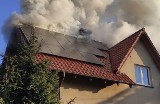 Groźny pożar w Mysłowicach. Ogień objął dach domu przy ulicy Janowskiej. Policjanci ewakuowali cztery osoby