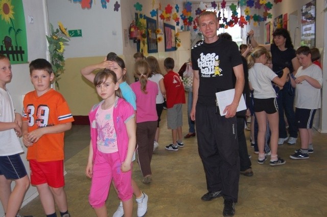 Michał Wawrzeńczyk w otoczeniu uczniów SP nr 1 w Suchedniowie. Jak sam mówi, praca z dziećmi to jego pasja.
