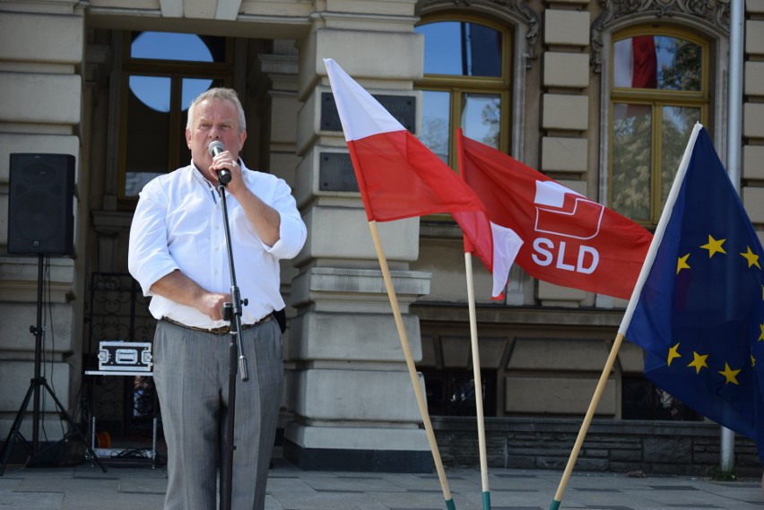 1-majowe obchody w Nowym Sączu: flagi pod Ratuszem i kiełbasa na Nadbrzeżnej [ZDJĘCIA]