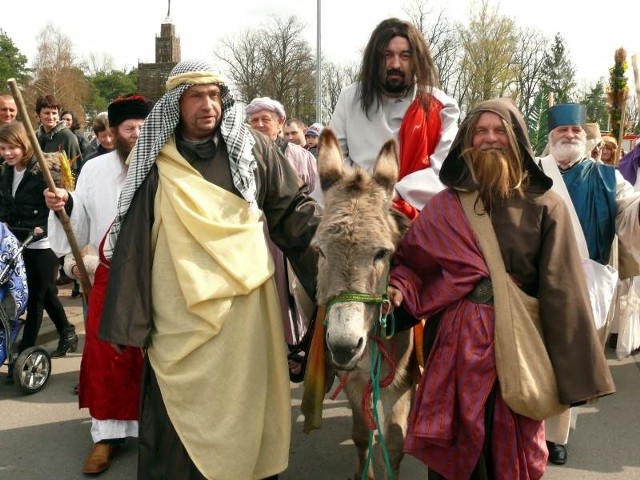 Pan Jezus czyli ks. Zbigniew Kargul na osiołku.