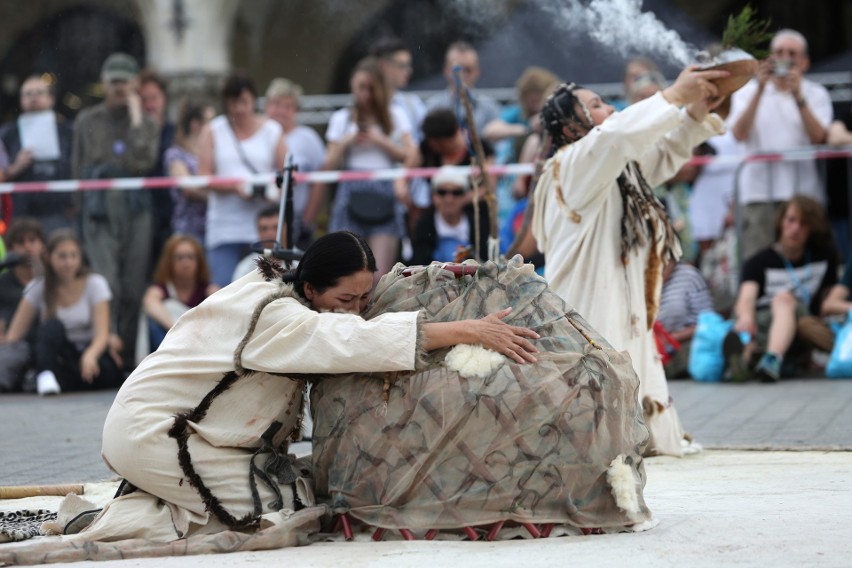 Kraków zmienił się w wielką plenerową scenę dla teatrów z całego świata [ZDJĘCIA]