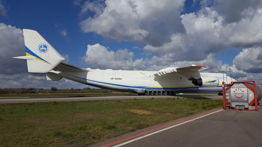 Gigantyczny An-225 przywiózł z Chin maseczki, kombinezony i przyłbice od Lotosu