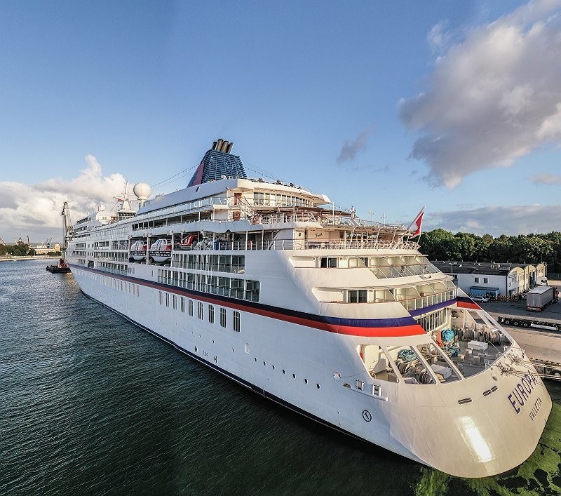 Wycieczkowiec "MS Europa" w Gdańsku. To pierwszy statek wycieczkowy w sezonie 2020 w Porcie Gdańsk. Zobacz zdjęcia