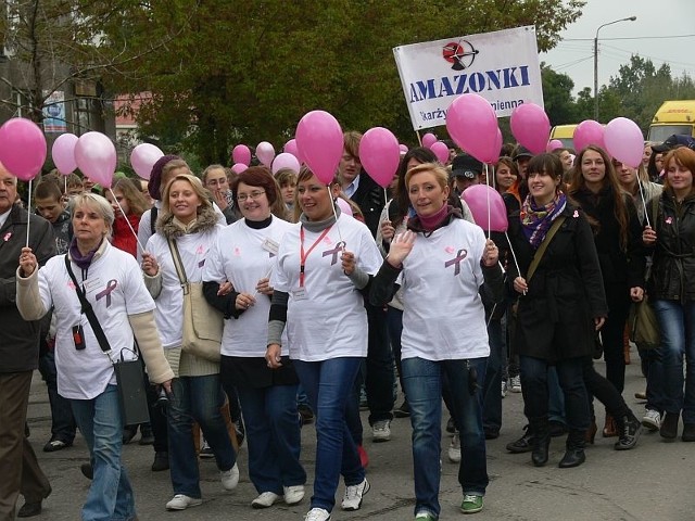 Ulicami Skarżyska przeszedł barwny pochód. W ten sposób promowano profilaktykę badania piersi.