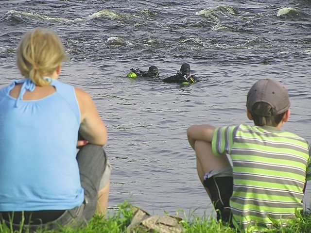 Nurkowie, łódki i kamery - tak wygląda akcja poszukiwawcza 13-letniego chłopca, którego porwał nurt w Kanale Ulgi