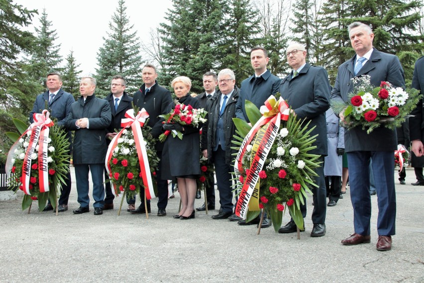 Władysław Kosiniak-Kamysz w Mielcu odwiedził grób Leszka Deptuły: nic nie znaczą nasze kwiaty i pomniki, jeżeli nie ma naszego działania