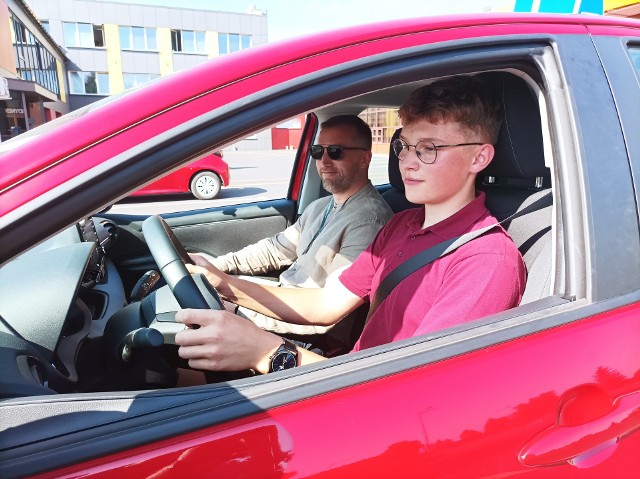 18-letni Rafał Stoltmann z Zalesia koło Brus właśnie zdał egzamin praktyczny w bydgoskim WORD-zie. Za pierwszym razem, więc już nie musi ponosić kolejnych kosztów, oprócz tych związanych z wydaniem prawa jazdy.