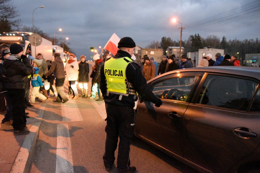 Protesty na rondzie w Grabówce utrudniały ruch pojazdów w...