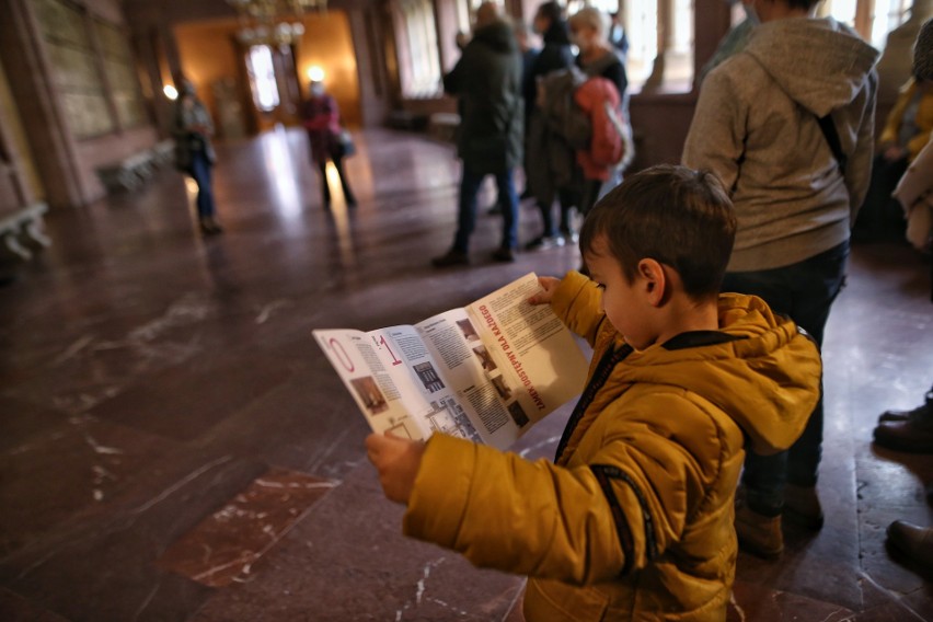 Zwiedzanie zamku z przewodnikiem to doskonała okazja dla...