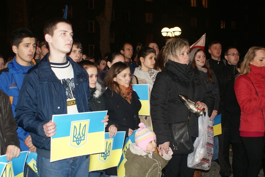 Uczestnicy spotkania przed WSB solidaryzują się z narodem...