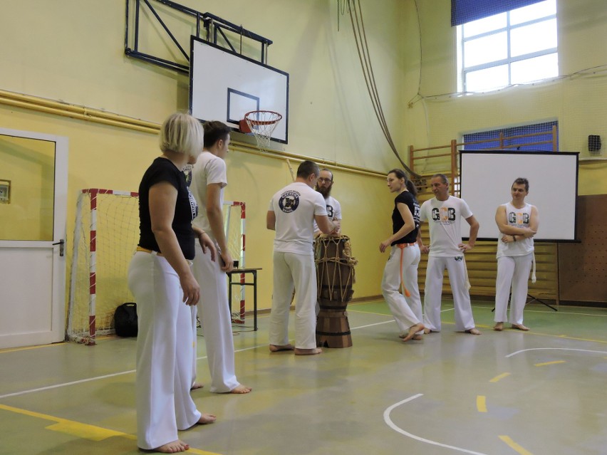 Pokaz caopeiry w SP nr 3 w Ostrołęce: wystąpiła miejscowa sekcja Grupa Capoeira Brasil