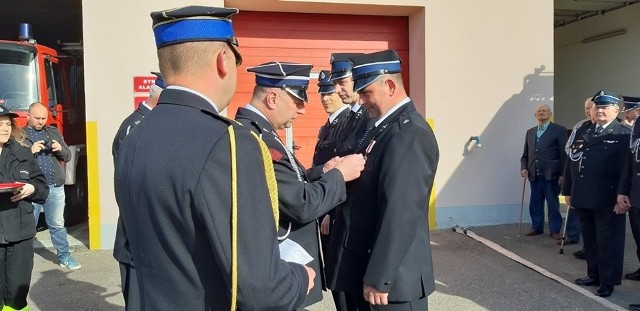 Dzień Strażaka w Trzebielinie. Apel, medale i odznaczenia, atrakcje dla dzieci. Złotymi medalami odznaczeni zostali: Tomasz Beger, Robert Skwierawski, a brązowym Maciej Żuchowski.