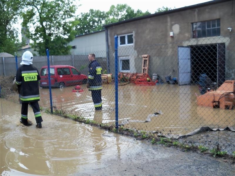 Kilka zalanych mieszkań, zniszczone wyposażenie domów,...